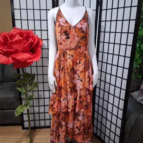 WHITE HOUSE BLACK MARKET. Pretty Long, Layered floral design - Picture 13 of 16